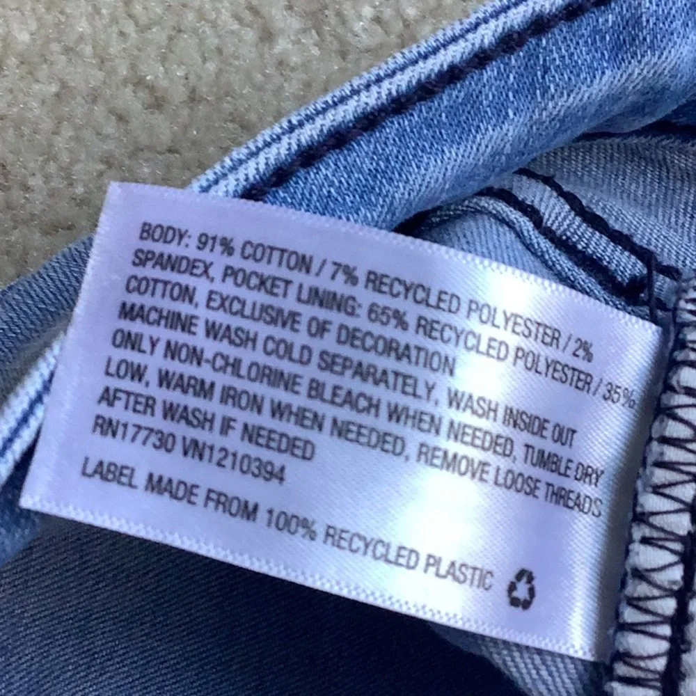 Universal Thread embroidered jeans. 4/27R  Mid rise skinny